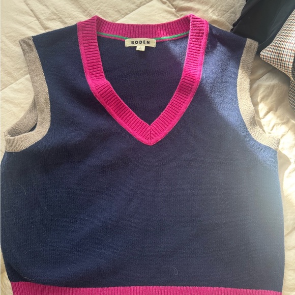 Boden Sweaters - Boden Women's V-Neck Sweater in Navy and Pink